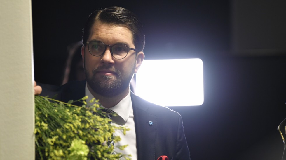 Jimmie Åkesson efter söndagens partiledardebatt. Blommor, ja visst. Men visst vilar det ett drag av vemod och tvekan över bilden? Gör vi rätt nu? Så tänker han kanske. 