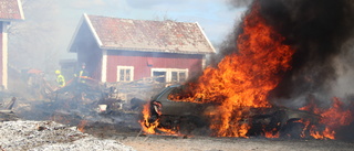 Brand på gård spred sig och hotade hus – polisanmälan upprättad