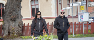 Blommande skottkärror rullas runt i Nyköping: "Syftet är att sprida glädje"