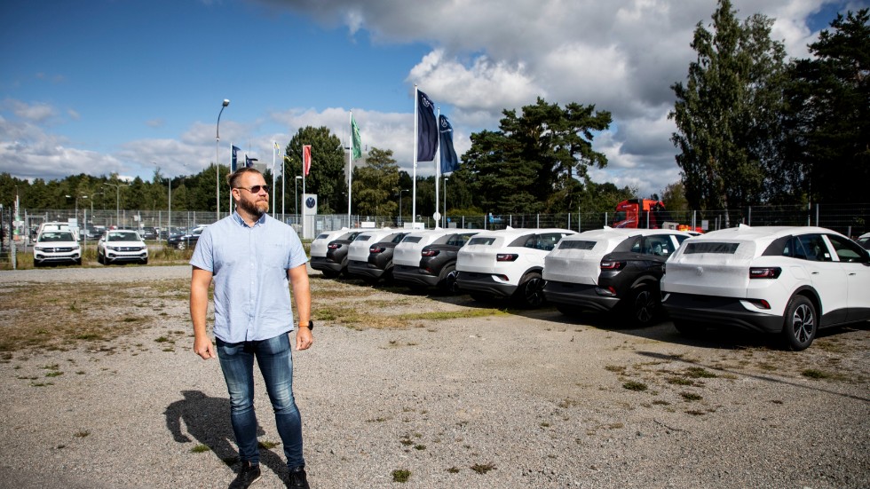 Patrik Gabrielsson, märkeschef för Volkswagen på Olofsson bil i Haninge, tittar ut över den ganska tomma parkeringen med nya bilar.