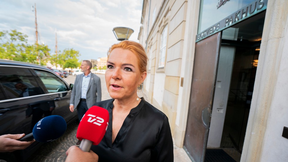 Den riksrättsåtalade Inger Støjberg (tidigare Venstre) möter journalister utanför riksrättens lokaler i Köpenhamn. Arkivbild.