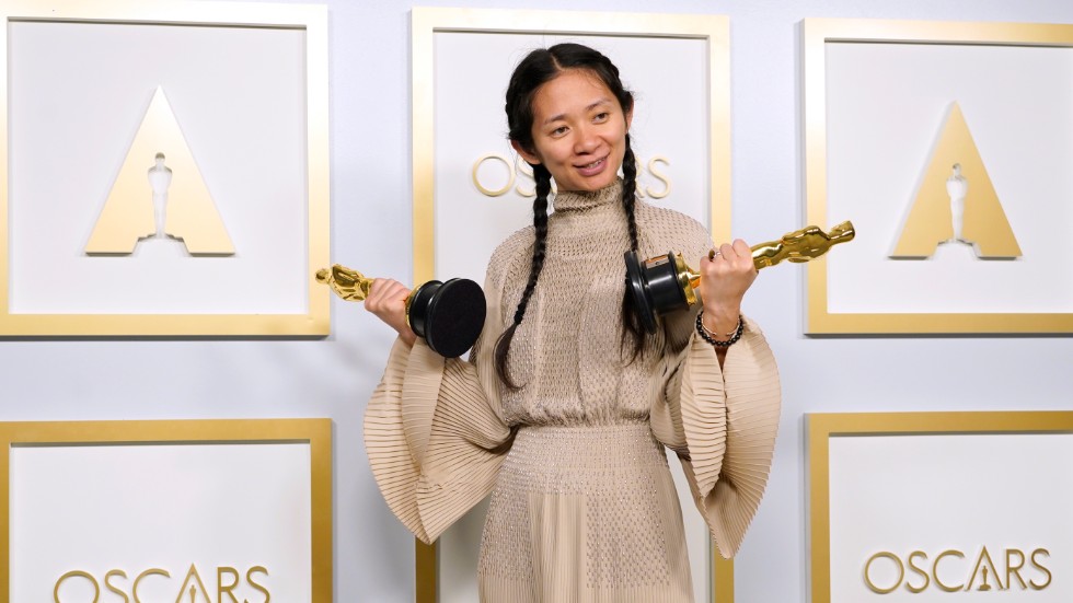 Regissören Chloe Zhao med två Oscarsstatyetter för "Nomadland". Arkivbild.