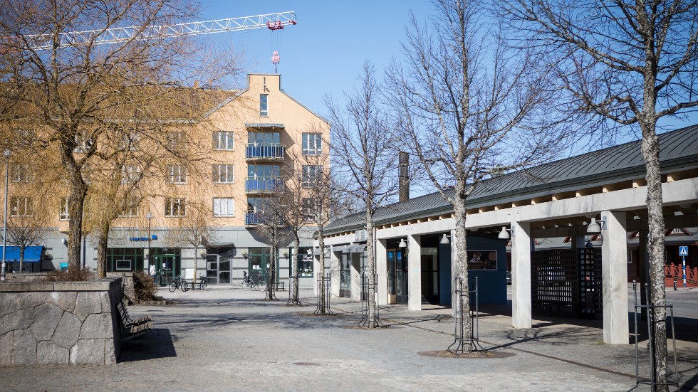 Göran Dahlström har drabbats av storhetsvansinne och vill bygga ett palats på torget. Skriver signaturen "Esteten".