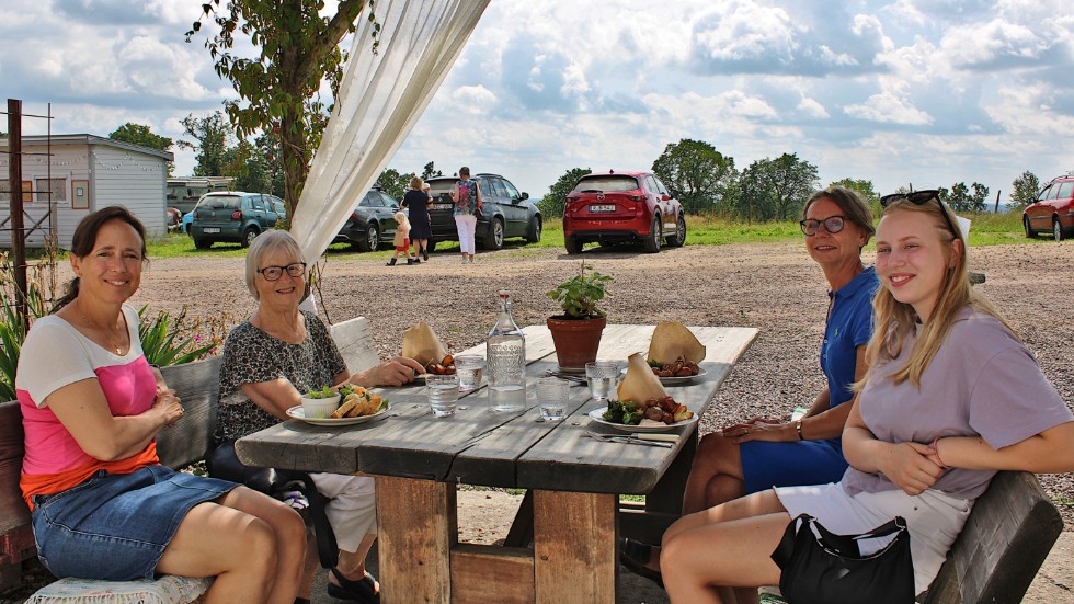 Susie, Edna, Lovisa och Julianna Bjelkvik från Virserum besöker sommarcafét för en lunch.