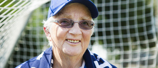 AFC bjuder Birgitta, 77, på drömmatch: "Jag är så lycklig. Jag önskar att de som mobbade mig kunde se mig nu."