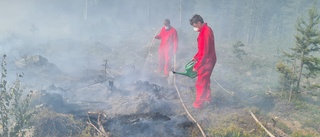 Skogsbranden i Sikfors: Området vattenbombas med helikopter