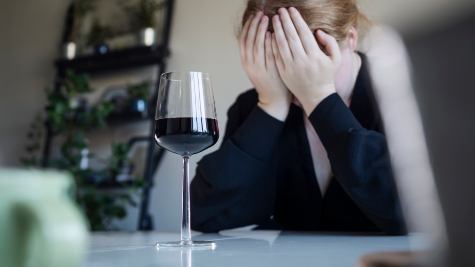  Drygt åtta av tio östgötar anser att de behöver mer kunskap om hur barn påverkas av att föräldrar eller nära anhöriga dricker för mycket alkohol.