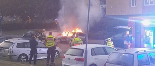 Bil totalförstörd i brand under natten