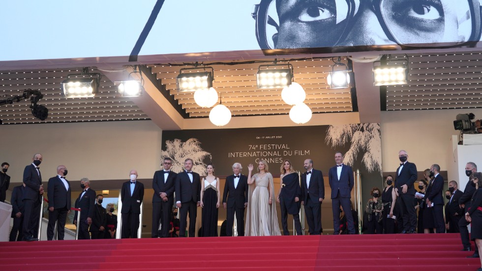Olivier Rabourdin, Daphne Patakia, Paul Verhoeven, Virginie Efira, Clotilde Courau, David Birke, och Michel Merkt poserar inför premiären "Benedetta" . 