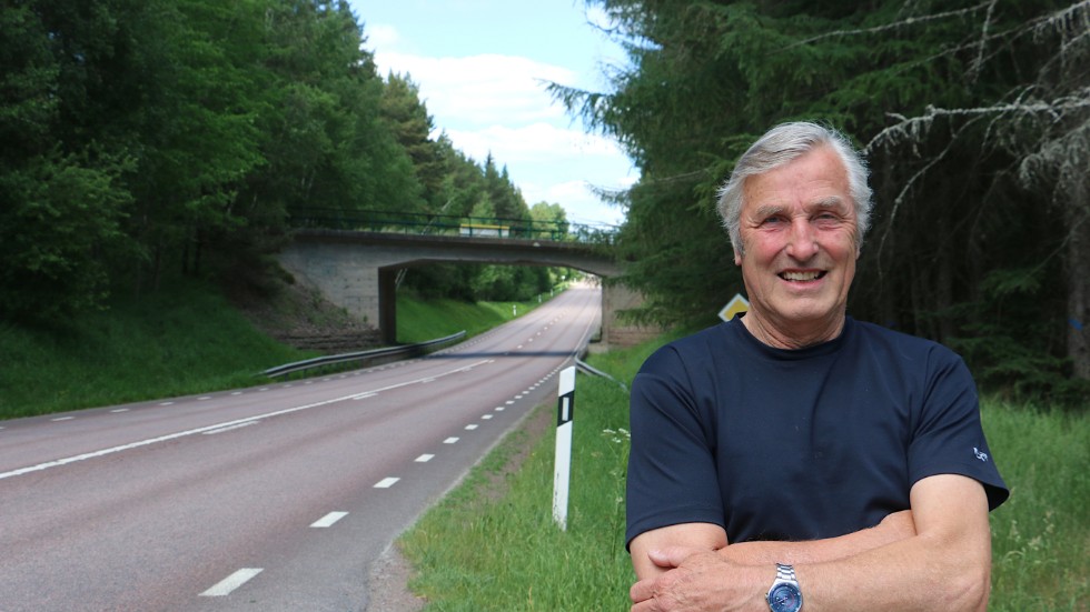"Här vid Ödhult fick man leda om järnvägen medan viadukten byggdes, berättar Sven-Erik Svensson, som var med när nya 34-an byggdes för precis 60 år sedan.