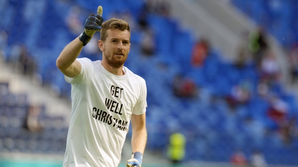 Finlands målvakt Lukas Hradecky i tröjan som hyllade danske Christian Eriksen.