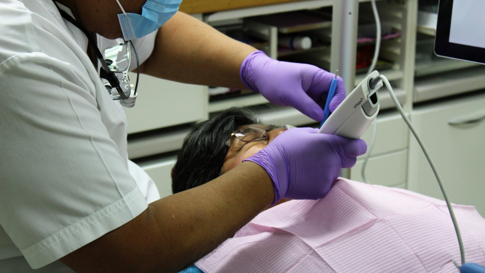 Enligt Mauro Villegas på Tandhälsan i Södra Vi innebär scannern mindre extraarbete i form av korrigering och slipning.