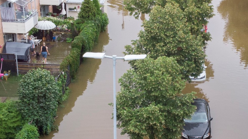 Översvämning i Gävle i augusti. Sverige måste framöver vänja sig vid extremväder, skriver debattörerna.