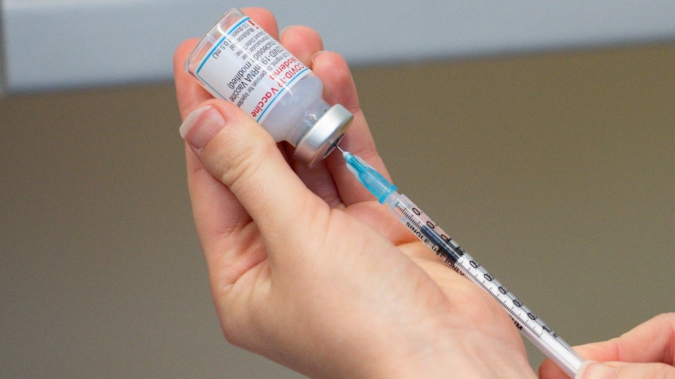 En tredje dos vaccin ska erbjudas engelsmän i riskgrupp eller vårdyrken . Arkivbild.