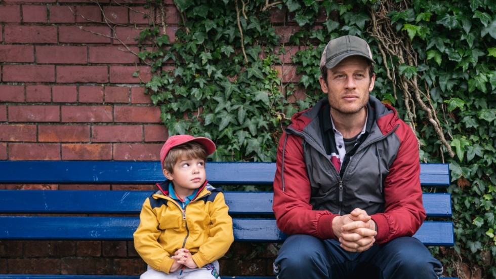 James Norton spelar en döende pappa som försöker hitta ett nytt hem till sin lille son (Daniel Lamont) i "Alltid nära dig". Pressbild.