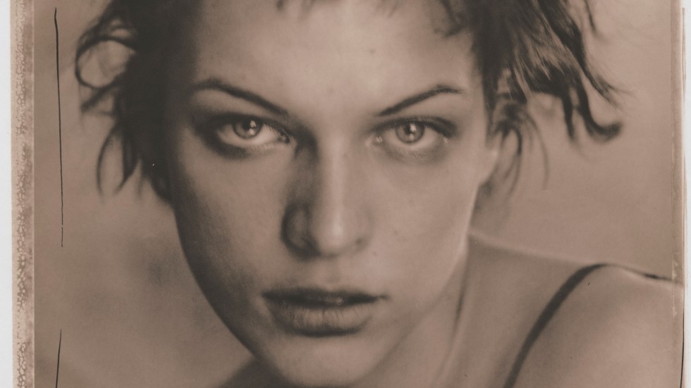 Frank Ockenfels närmast blyertsliknande porträtt av skådespelaren och modellen Milla Jovovich, från 1997, är en av bilderna som syns på utställningen "Introspection" på Fotografiska. Pressbild.