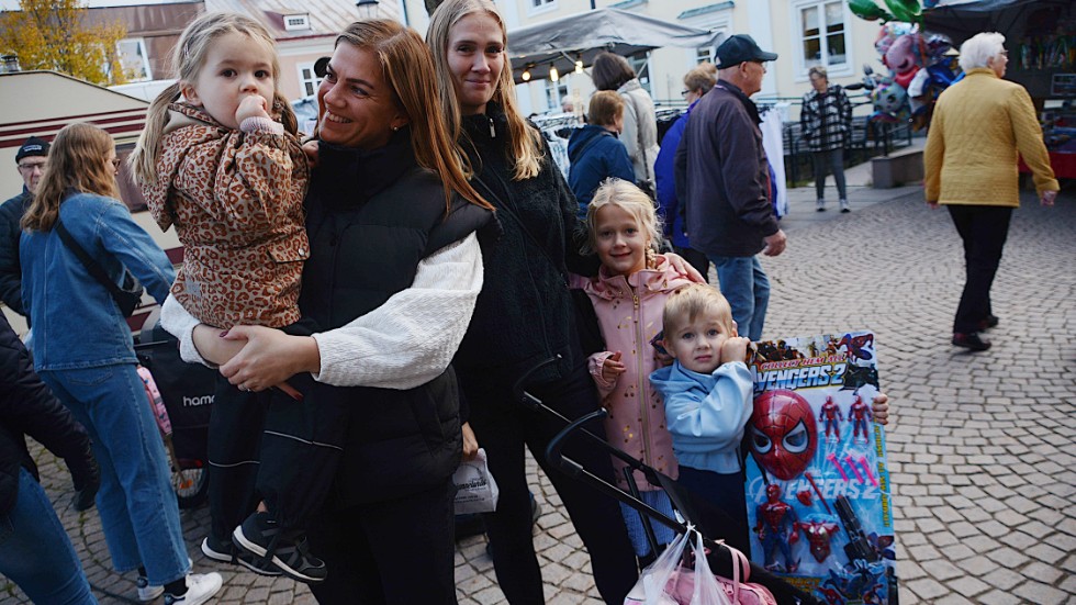 "En riktigt mysig marknad. Barnen har shoppat upp sin veckopeng", säger Elin Sjölander-Landerdahl från Västervik, som besökte marknaden i Vimmerby för första gången. I sällskap hade hon dottern Greta och sin syster Sofi Landerdahl-Malmberg med barnen Vilma och Valter.