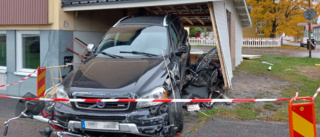 Personbil kraschade in i cykelförråd efter krock