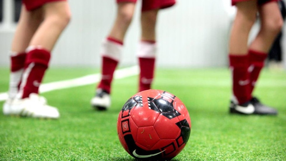 Vi socialdemokrater tycker det är viktigt att locka fler tjejer till fotbollen och öka tjejers möjligheter till ett aktivare liv, skriver Annette Sjöö.