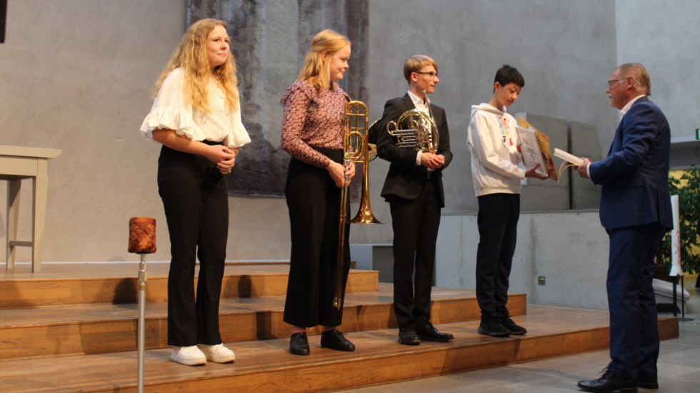 Karin Alveling, Märta Kämmerling, Johannes Grahn och Alvin Ni tar emot Linköpingsmusikernas stipendium. Den sista stipendiaten, Esmeralda Sjödal, missade tyvärr konserten på grund av sjukdom.