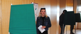 Många röstade på valdagen – förstagångsröstaren Emma en av dem: "Det känns bra att få rösta"
