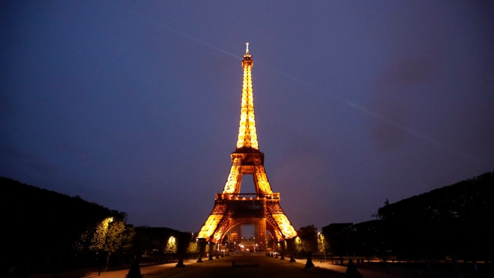 Snart slut på nattligt ljus från Eiffeltornet i Paris. Arkivbild.