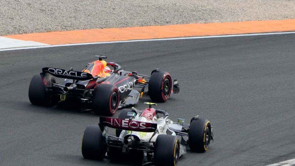 Lewis Hamilton, till höger, tappade och blev omkörd av Max Verstappen.