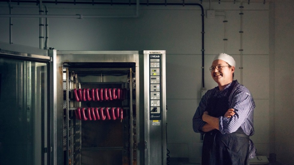 Petter Bendelin, ägare och grundare av Gotlands Korvfabrik. Gotlands Korvfabrik tillverkar både kött- och växtbaserad chark i gamla sockerbruket i Roma. Allt kött är gotländskt och kommer från Kravgrisuppfödarna på Havor gård i Havdhem.