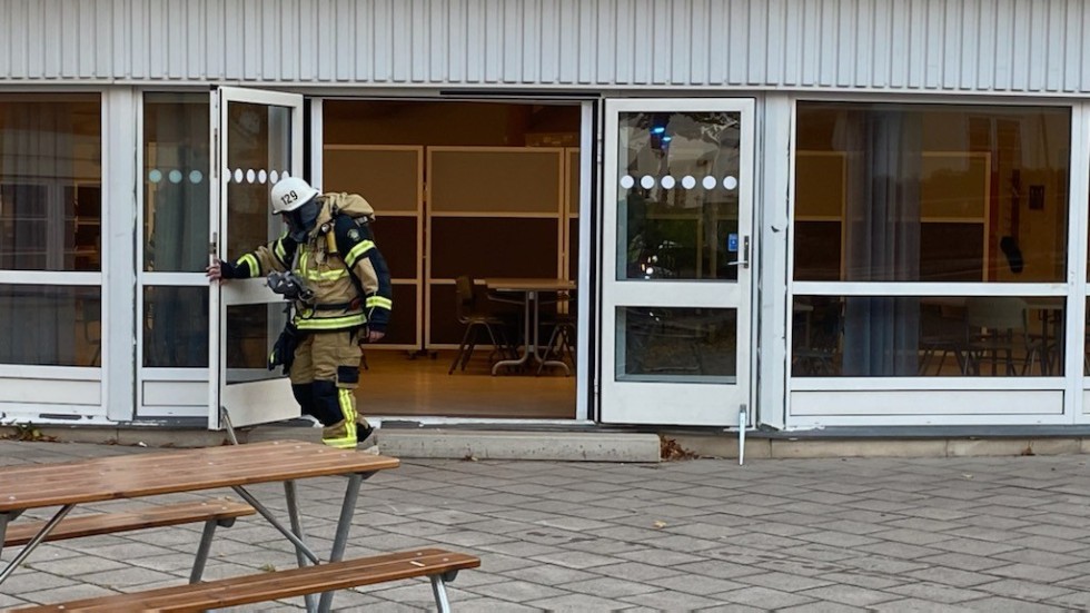 Branden begränsades till en elcentral till en hiss i köket. Röken och brandlukten blev påtaglig occh räddningstjänsten vädrade ur byggnaden.