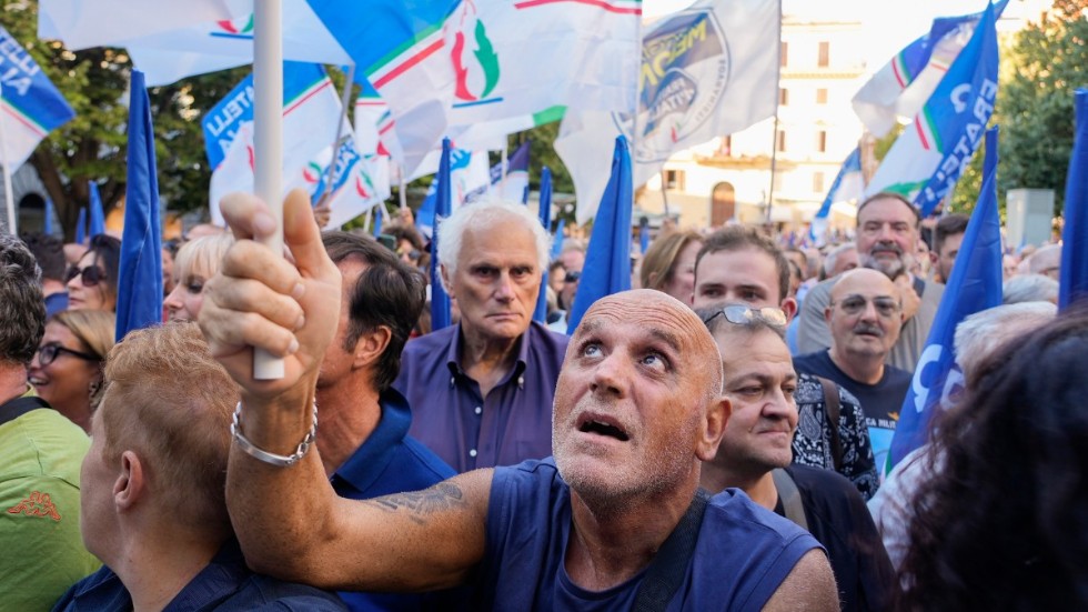 Kampanjmöte för Italiens bröder i Ancona i augusti. Som logga använder partiet en trikolorflamma i rött, vitt och grönt som härstammar från de partier som anhängare till exdiktatorn Benito Mussolini bildade efter fascismens fall.