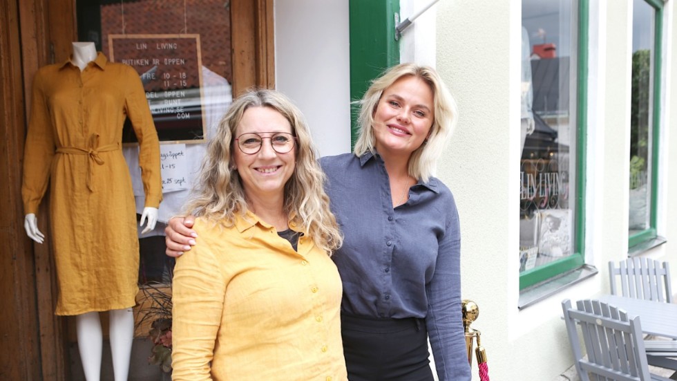 Carina Thomsson och Hanna Jörnhammar vid Lin Livings butik på Adelsgatan i Visby. Förlängd säsong, utökade öppettider och bra service är en del av företagets satsningar på butikerna i Visby och Ljugarn.