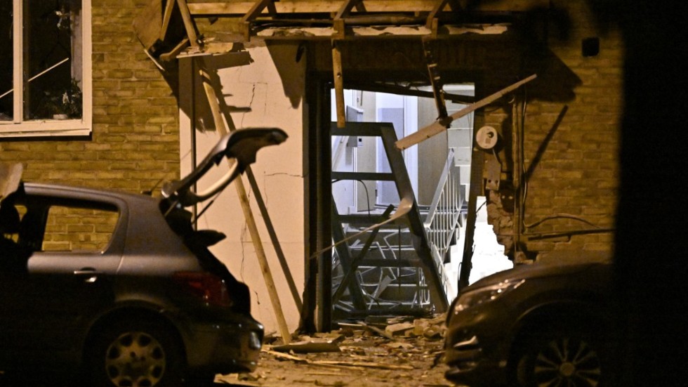 En port till ett flerfamiljshus skadades vid en explosion i Helsingborg under natten mot onsdagen.