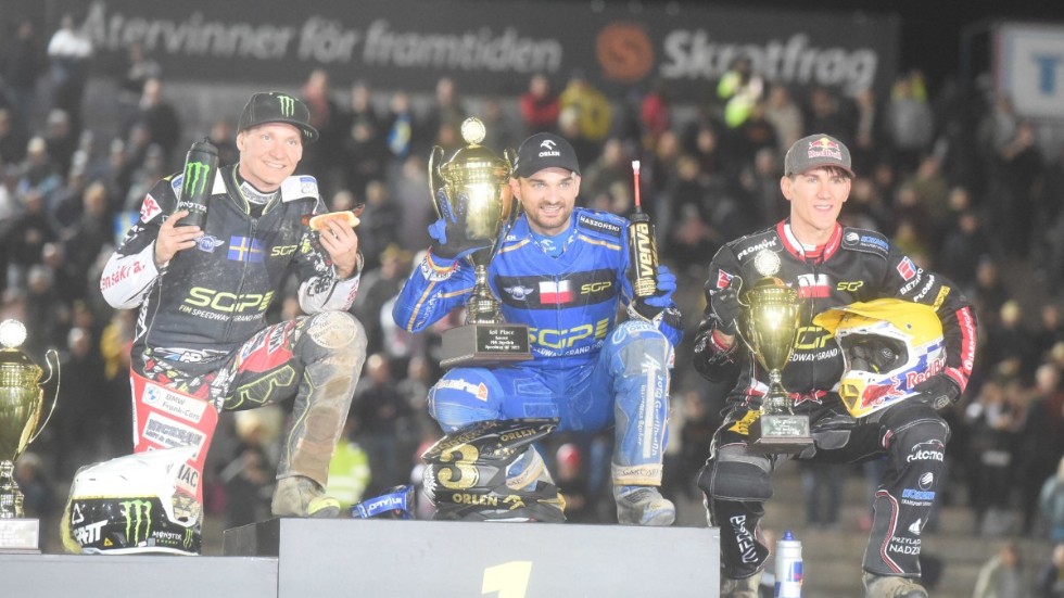 Fredrik Lindgren, Bartosz Zmarzlik och Maciej Janowski på prispallen i Målillas Grand Prix.