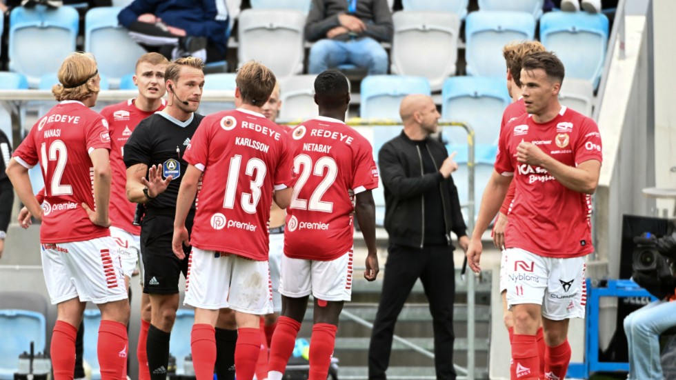 Kalmarspelarna var upprörda på huvuddomare Kristoffer Karlsson efter att inte ha fått ett mål godkänt.