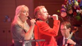 Malena Ernman och Jesper Sjöberg sjöng franska schlagers när SON-vännerna firade 35 år  