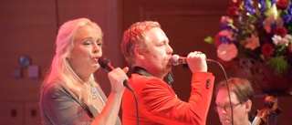 Malena Ernman och Jesper Sjöberg sjöng franska schlagers när SON-vännerna firade 35 år  