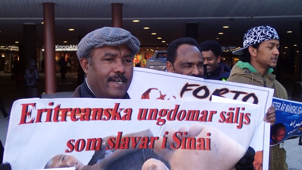 Eritreaner som flytt det hårda förtrycket i landet har ofta utsatts för övergrepp längs osäkra flyktvägar. Bild från opinionsmöte mot regimen i Eritrea, som svensk-eritreaner hade i Stockholm 2013. Där uppmärksammades kidnappningar och förslavande av flyktingar i Egypten.