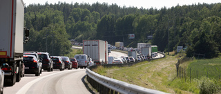 Lastbil över E4 utanför Södertälje – kilometerlånga köer