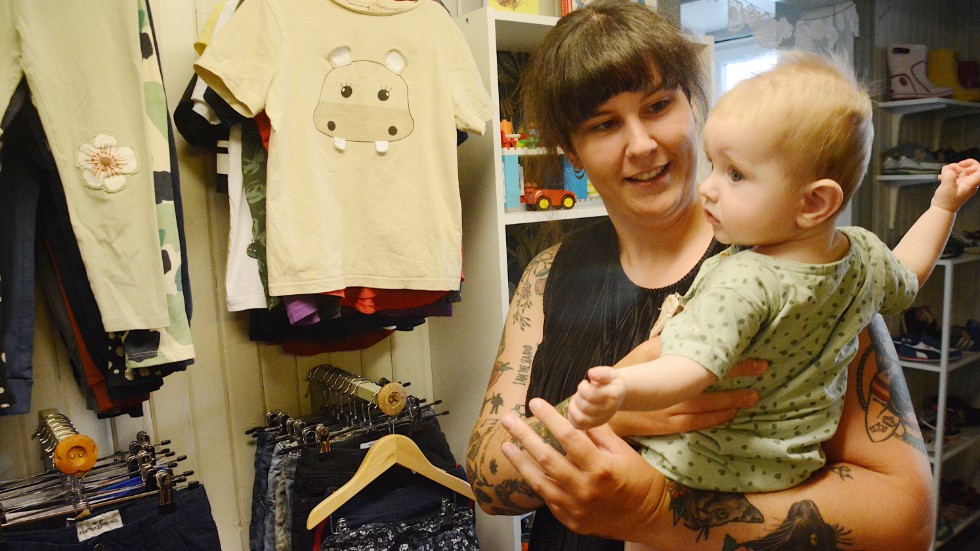Alice Hartvig blev första kund när butiken affär Cirkulär hade premiär i Vimmerby på lördagen. Hon fyndade kläder till sonen Bill, sju månader.