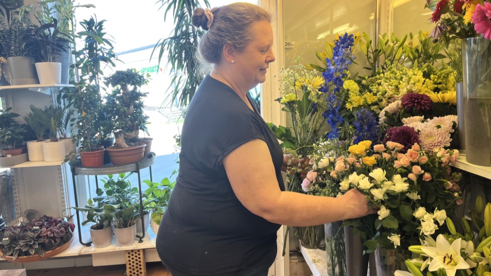 Blommor i alla dess färger finns att välja med. Lotta Andersson på Lindeborgs Blommor i Vimmerby är laddad för högtryck under fredagen. 