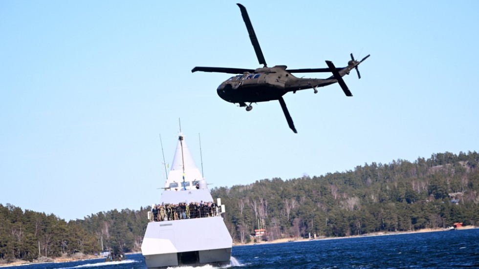 Försvarets Helikopter 16, även känd som Blackhawk, flyger över korvetten HMS Härnösand med bland andra USA:s försvarsminister Lloyd Austin och ÖB Micael Bydén ombord.