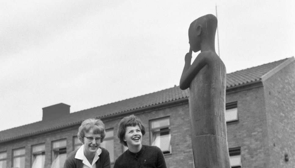 Statyn heter "Marsyas" och står numera inne i entréhallen på Medlefors folkhögskola. Konstnär är Berto Marklund från Malmberget. Foto från 1961.
