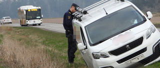 Biljakt slutade i diket – polisen använde spikmatta