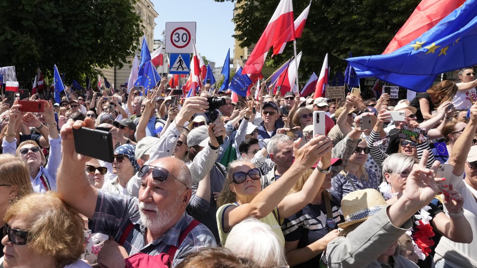Uppskattningsvis en halv miljon demonstranter protesterade mot regeringen i polska huvudstaden Warszawa på söndagen.