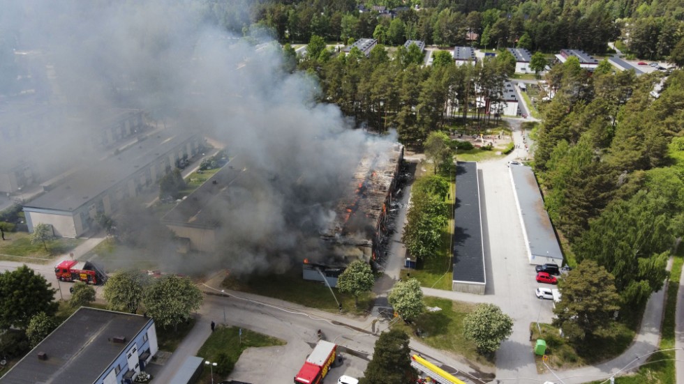 En radhuslänga med tolv lägenheter har brunnit ner i Gävle.