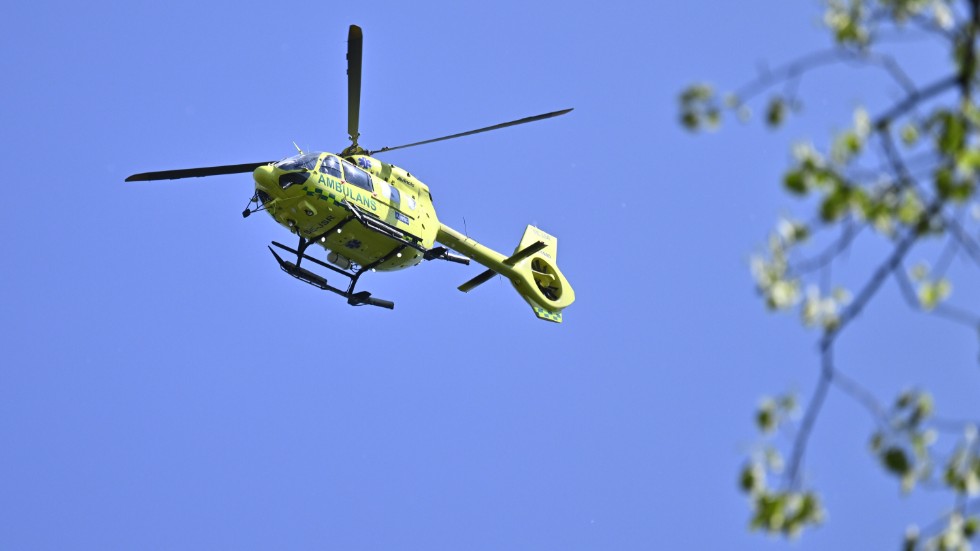 En ambulanshelikopter har larmats till Kode efter att en person skadats i en arbetsplatsolycka. Arkivbild.