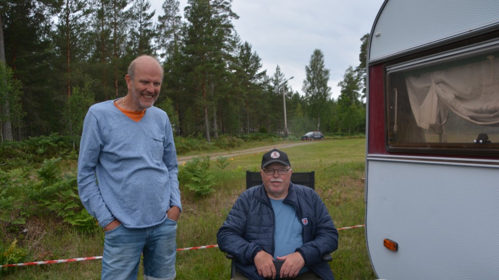 De två speedwayintresserade vännerna var först på campingen, redan i onsdags. Stig Larsson (sittandes) och Jonny Andersson. De skulle inte ladda på något särkilt sätt inför lördagens tävling, då Stig Larsson menade att de är för gamla. 