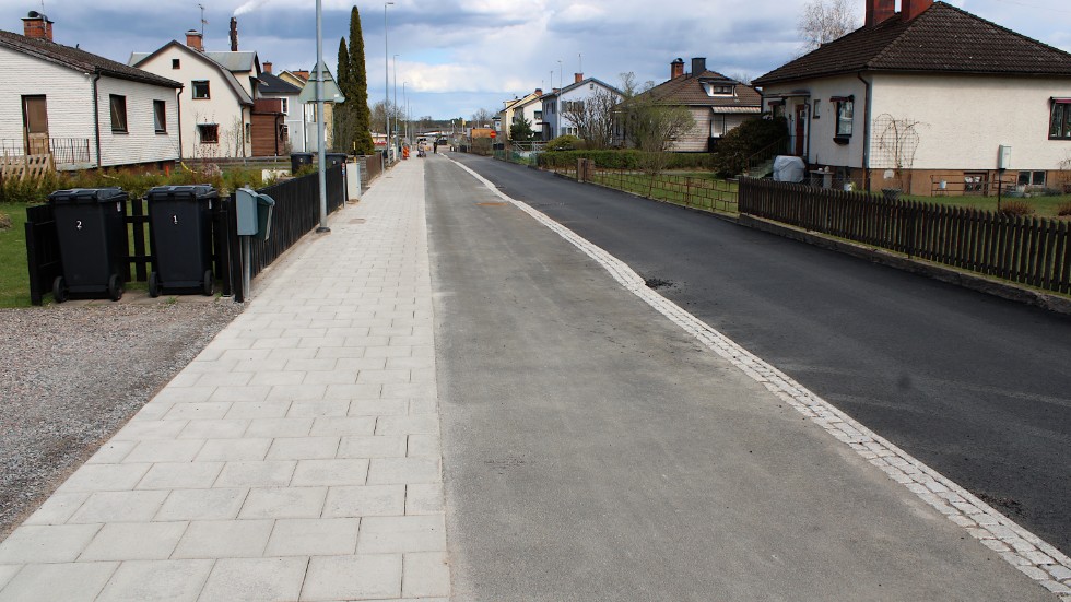 Gång- och cykelvägen på Aspedalsgatan är totalt fyra meter bred, varav gångvägen är 1,8 meter och cykelvägen 2,2 meter. Bilvägen är 3,5 meter bred.