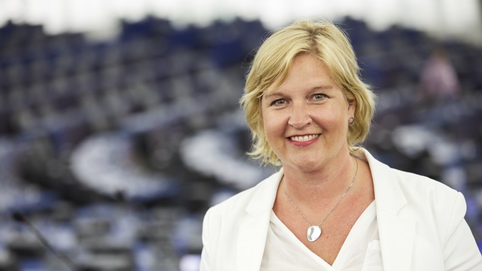 Karin Karlsbro är EU-parlamentariker för Liberalerna. Tillsammans med ledning för L i Östergötland argumenterar Karlsbro för att Sverige bör ansluta till eurovalutan. 