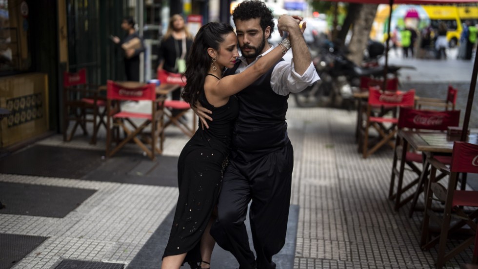 Det går inte som en dans, i alla fall inte för Argentinas ekonomi. Två tangoartister uppträder för turister i Buenos Aires.
